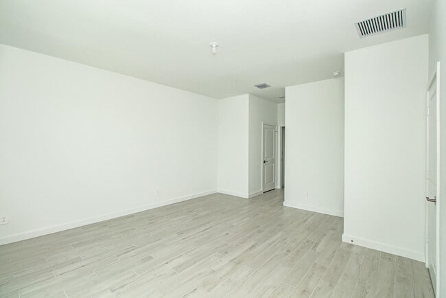 Building Photo - 5929 SE Sky Blue Cir