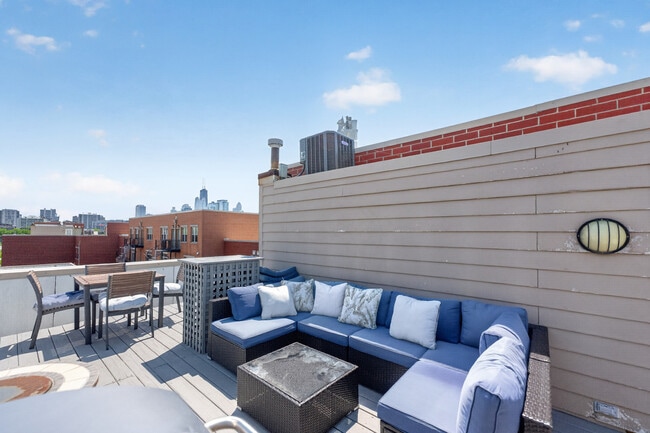 Building Photo - 1409 N Burling St