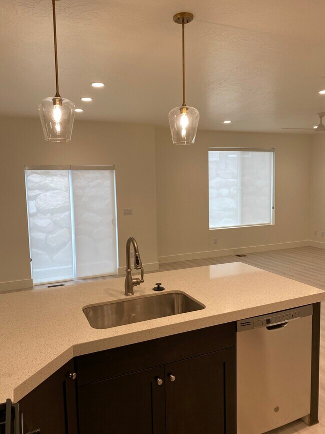 Kitchen/Family Room - 956 W Vista Ridge Dr