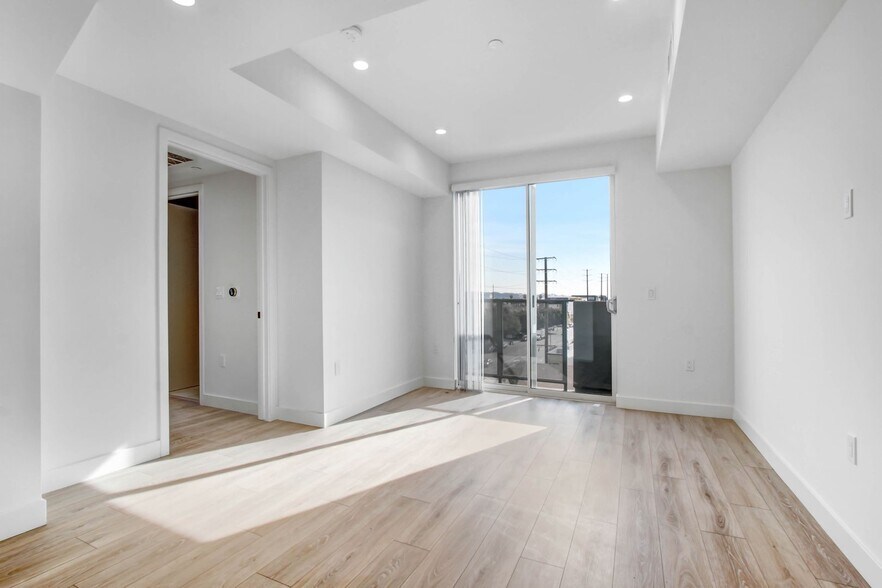 Building Photo - 3355 Overland Ave