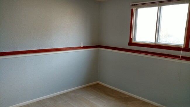 Building Photo - Large 3 Bedroom, 2 Bathroom Home in the Th...
