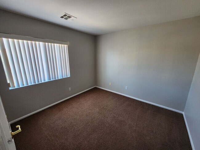 Building Photo - Gorgeous 3Bed/2.5 Bath home- located in N. Summerlin gated Community