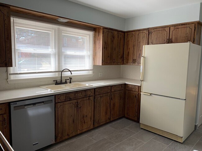 Building Photo - Wonderful 4 Bedroom 2 Bathroom Home in Eastridge!