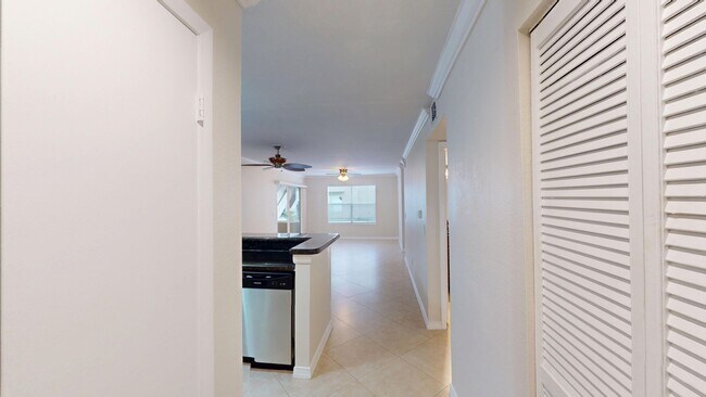 Building Photo - 2Bd/ 2Ba Condo in Premier Delray Beach Location **Optional Private Storage Garage**