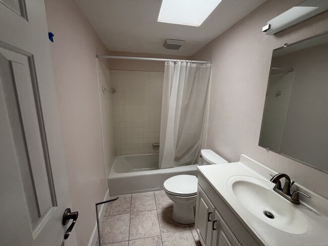 Building Photo - 5 Wisteria Dr