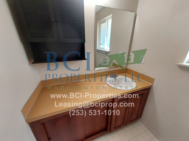 Building Photo - Beautiful 4 Bedroom/ 3 Bath Home close to ...