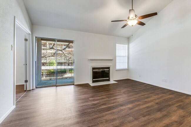Building Photo - Lock and go GATED COMMUNITY near the night life in Addison. 2br/1ba Condo!