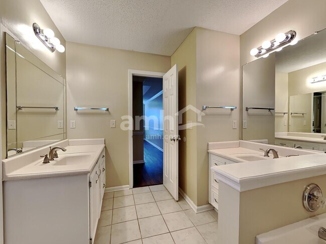 Building Photo - 602 Majestic Oak Dr