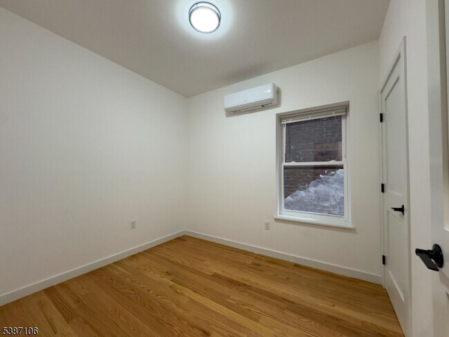 Building Photo - 52 James St