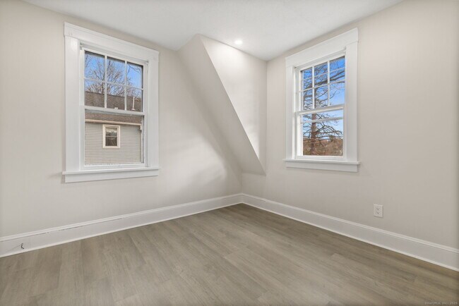 Building Photo - 19 Henry St