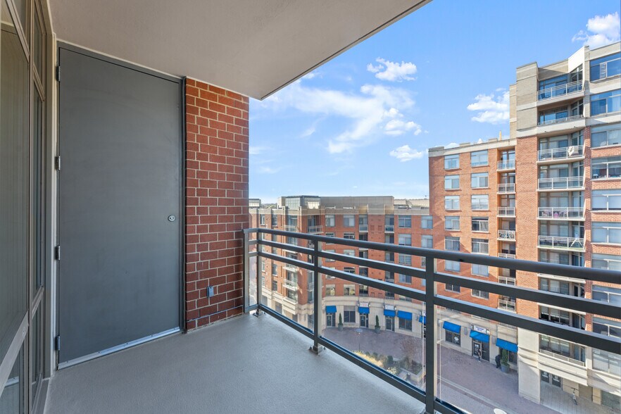 Building Photo - 3650 S Glebe Rd