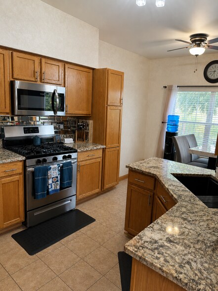Building Photo - 2444 Oak Tree Ln