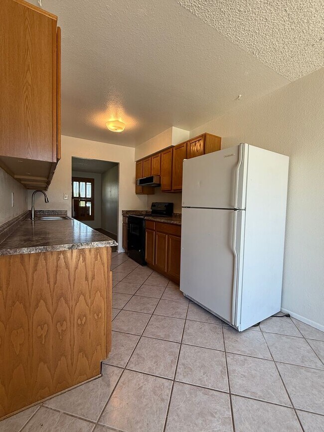 Building Photo - Tempe, Guadalupe and Rural, 2 bed 2 bath single story end unit