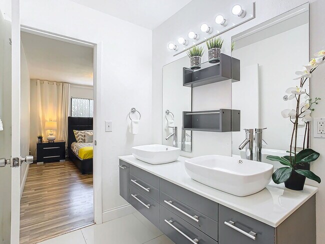 Building Photo - Vineland Road, Orlando, FL 32811 - 2 BR 2.5 BA townhouse