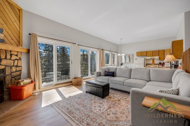 Building Photo - Sunshine and Views-Furnished 2 Bedrooms/2 Bathrooms Buffalo Ridge Condo