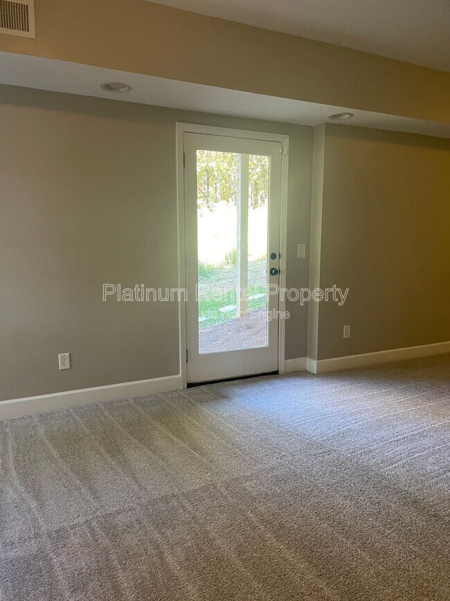 Building Photo - 1305 Smithdale Heights Dr