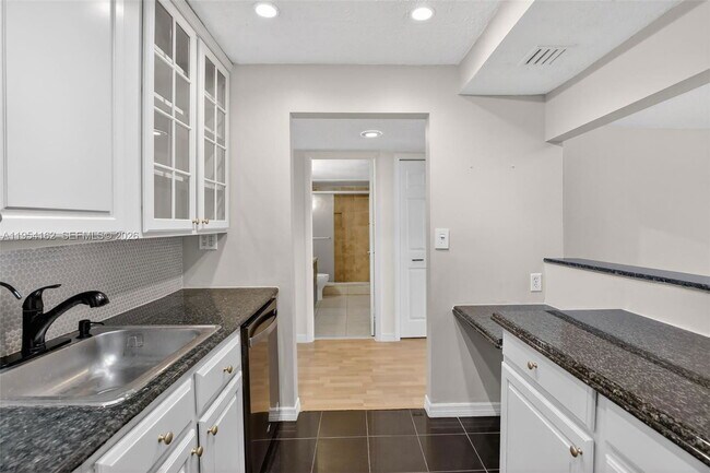 Building Photo - 200 Lakeview Dr