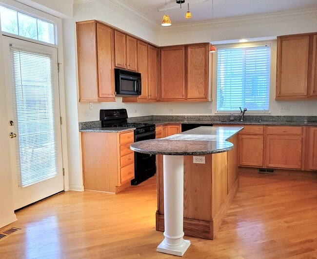 Building Photo - 1914 Crenshaw Cir