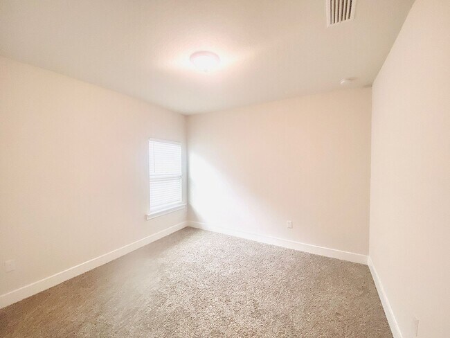 Building Photo - Stunning 4-Bed, 3-Bath Beauty, 2,117 sq. ft. of Pure Comfort and Style!