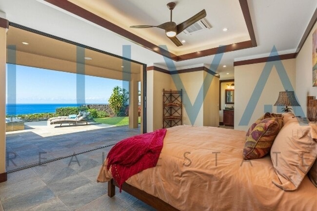 Building Photo - 4 bedroom 3.5 bathroom home with pool