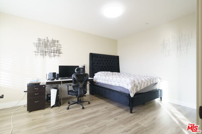 Building Photo - 871 Crenshaw Blvd