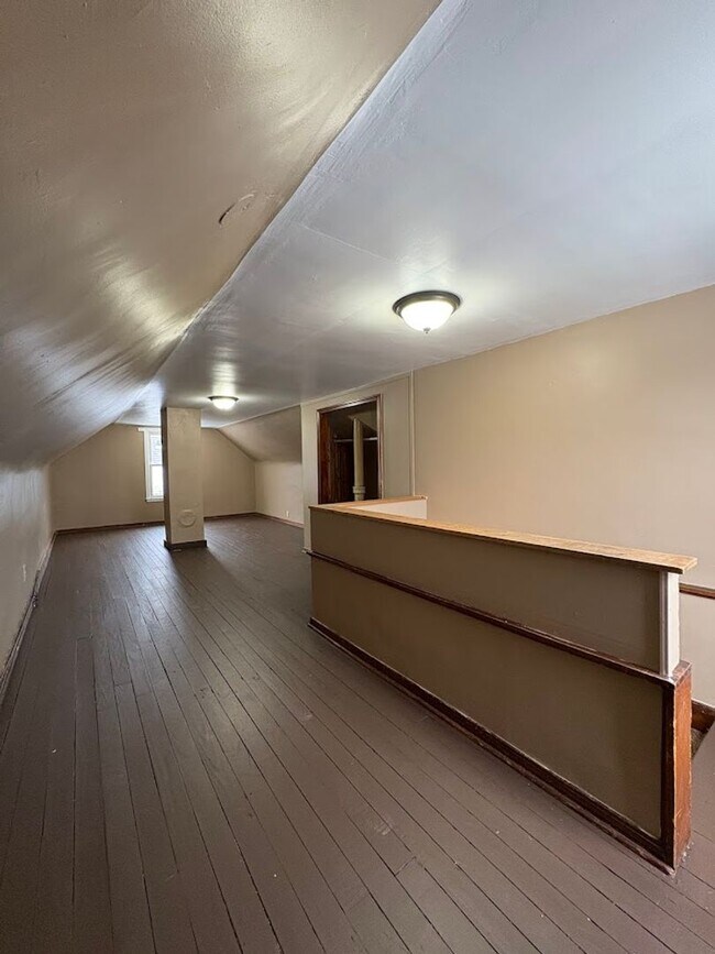 Building Photo - Three bedroom one bathroom home for rent