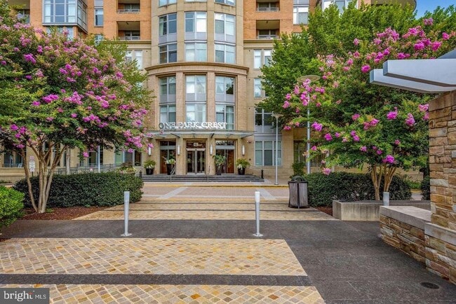 Building Photo - 8220 Crestwood Heights Dr