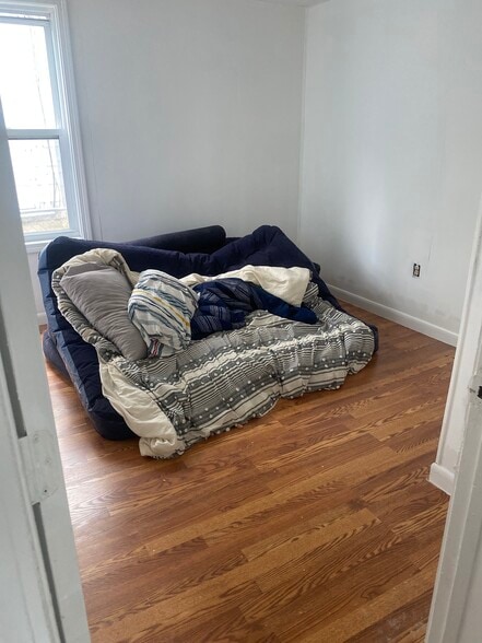 Bed 3 - 8 E Kendall St