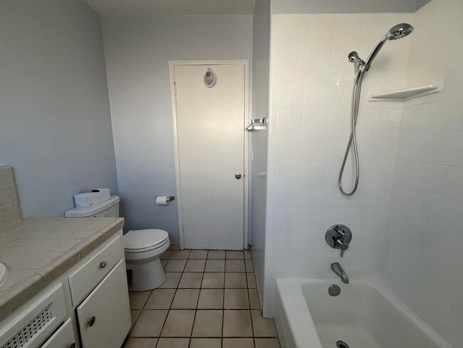 Building Photo - Spacious 3B 1.5BA Single Family Residence ...