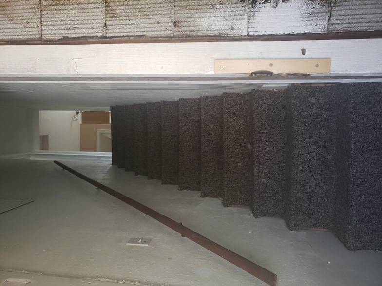 Building Photo - 324 W 6th St