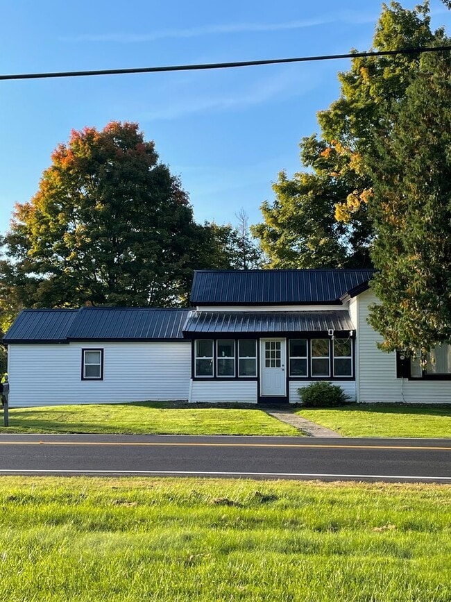 Building Photo - 3 Bedroom, 1 Bath Farmhouse Jamesville-DeWitt School