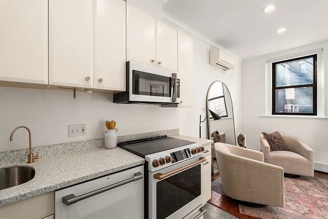 Building Photo - large One bedroom with three sizable closets and full windows facing the private, fenced-in backy...