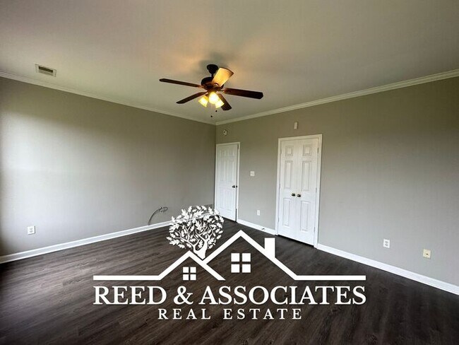 Building Photo - 4 Bedrooms in Southaven!