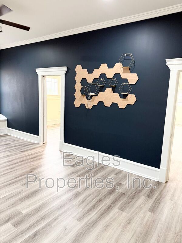 Building Photo - 512 N Pineview Ave