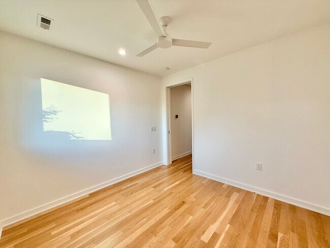 Building Photo - Beautiful 3BD, 3.5BA Downtown Raleigh Townhome with an Additional Bonus Room, Walkable to Premier...