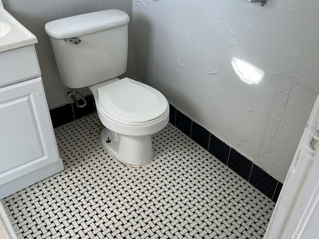 Building Photo - 1 bed 1 bath - Near Plaza District!