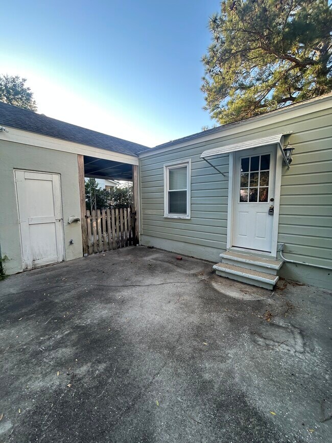 Building Photo - 661 Adluh St