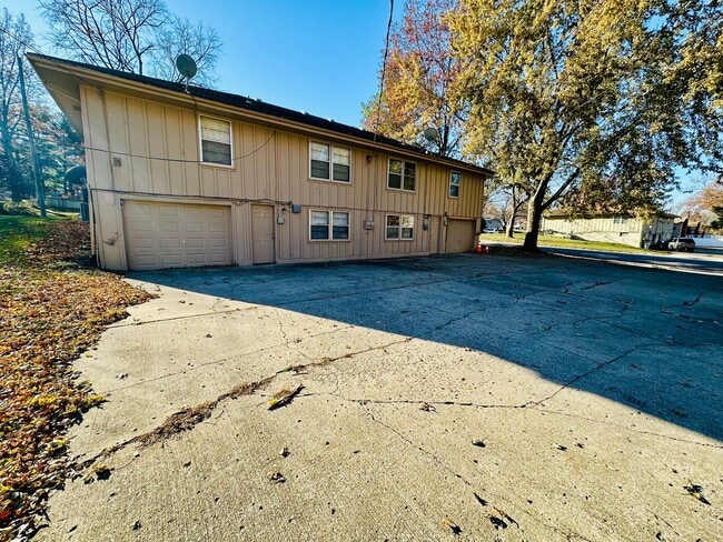 Building Photo - {1811} Updated duplex with great natural light and tons of space + Recently Renovated + Stainless...