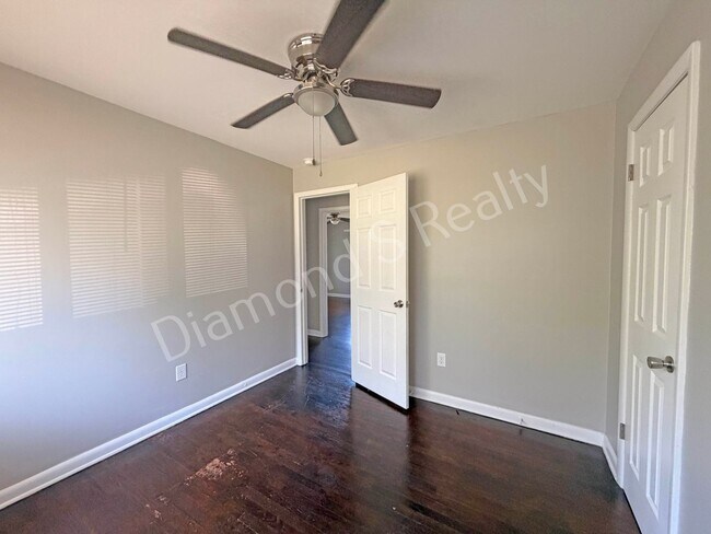 Building Photo - MOVE IN SPECIAL!  Spacious 3 Bed, 2 Bath Home with Large Yard Available!