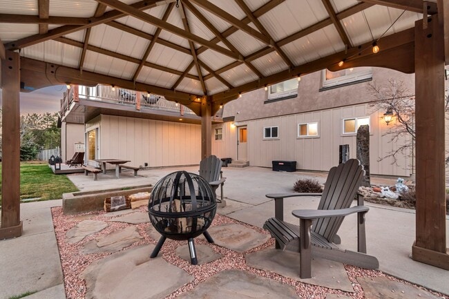 Building Photo - Beautiful 5-Bedroom Home in Sandy!