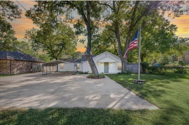 Street view of main house - 4327 Ohio Garden Rd