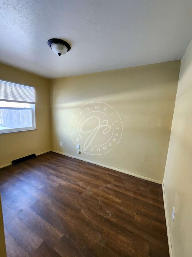 Building Photo - 2 story 2 bed townhome!