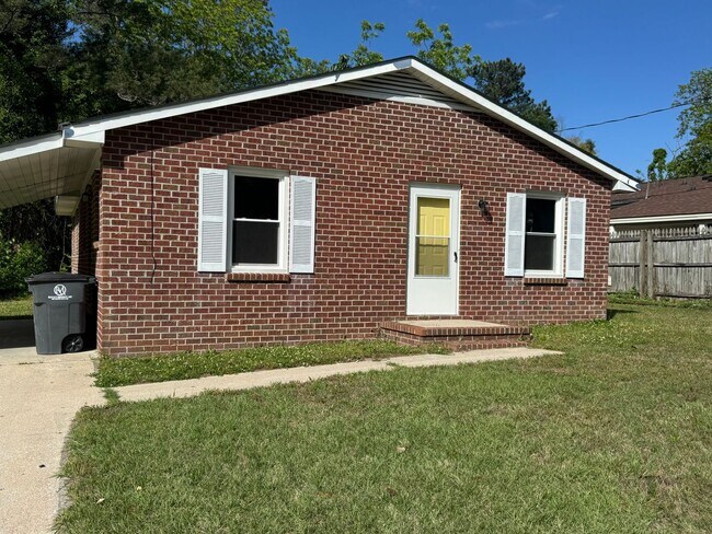Building Photo - 3 Bedroom Brick Ranch Style Home