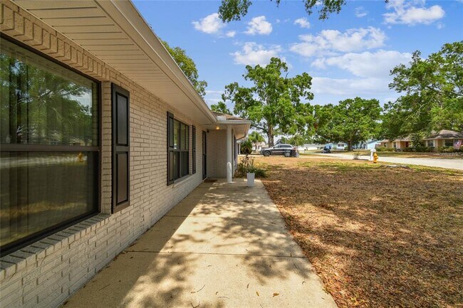 Building Photo - 1102 Shadowbrook Dr N