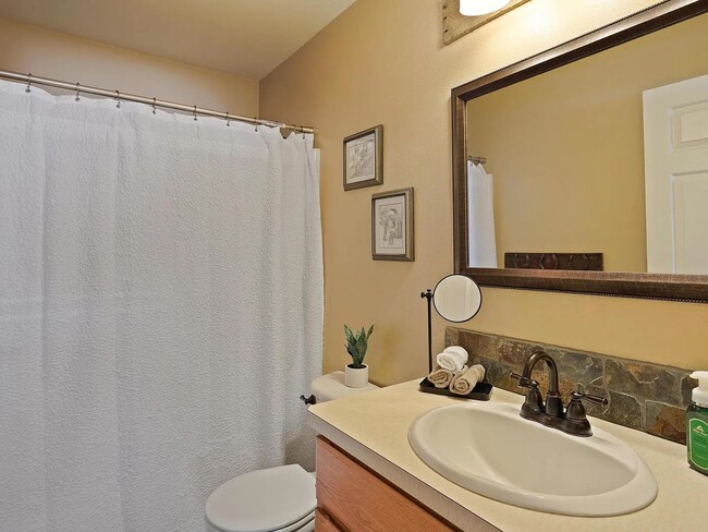 Building Photo - Spacious Prineville Home with Large Backyard!