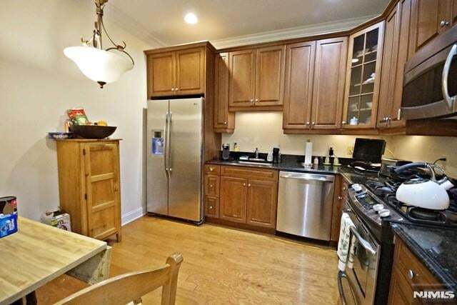 Building Photo - 5 Tenakill Park E