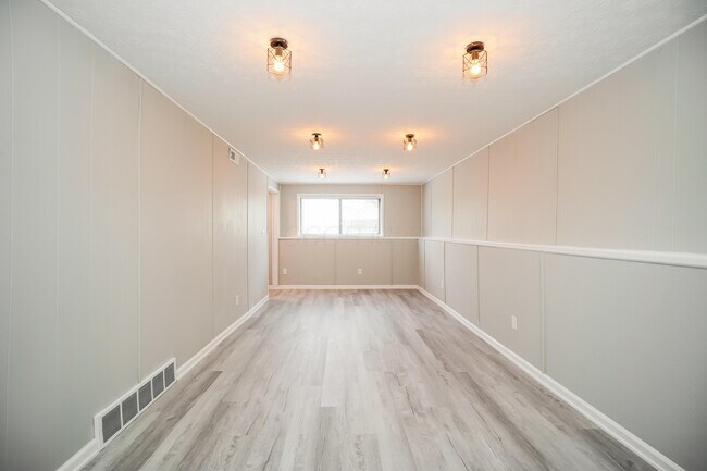 Building Photo - 1571 Kerryglen Dr