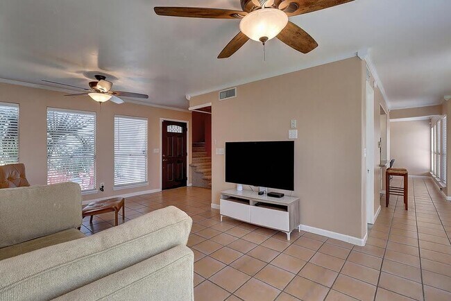 Building Photo - 13809 Suntan Ave