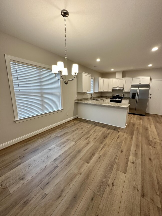 Building Photo - 708 W Parrish Dr
