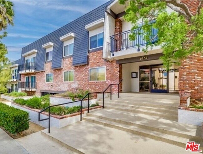 Building Photo - 5252 Coldwater Canyon Ave